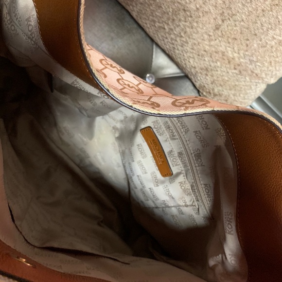 Michael Kors Shoulder Handbag - Picture 3 of 4